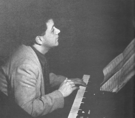 Ο Μάνος Χατζιδάκις στο πιάνο, 25-26 χρόνων. Φωτογραφία της Μαργαρίτας Λυμπεράκη όπου δημοσιεύθηκε στο βιβλίο Ανοιχτές Επιστολές στον Μάνο Χατζιδάκι, Εκδόσεις Μπάστα - Πλέσσα, 1996.